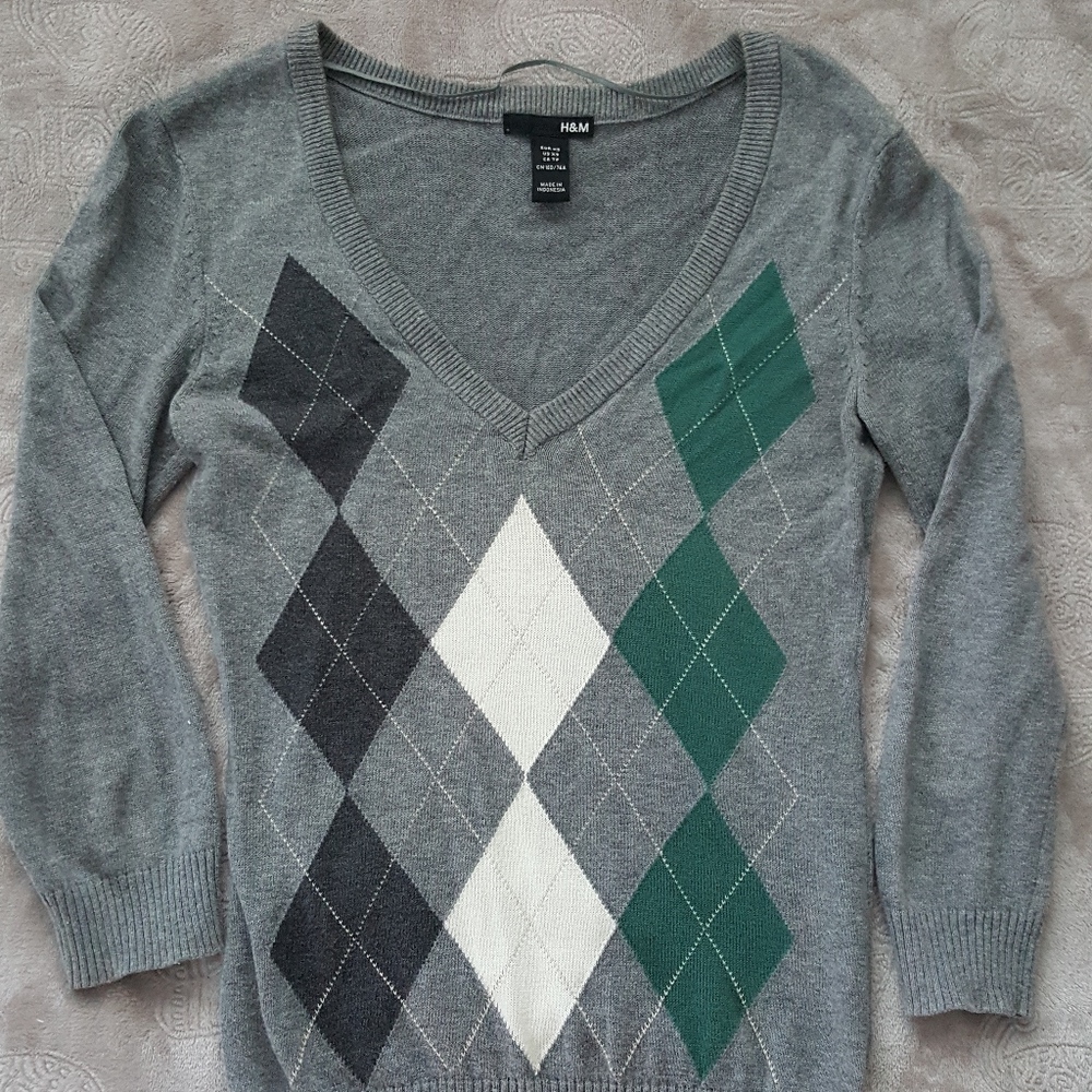 H&M - Gray Argyle V- Neck Sweater - XS